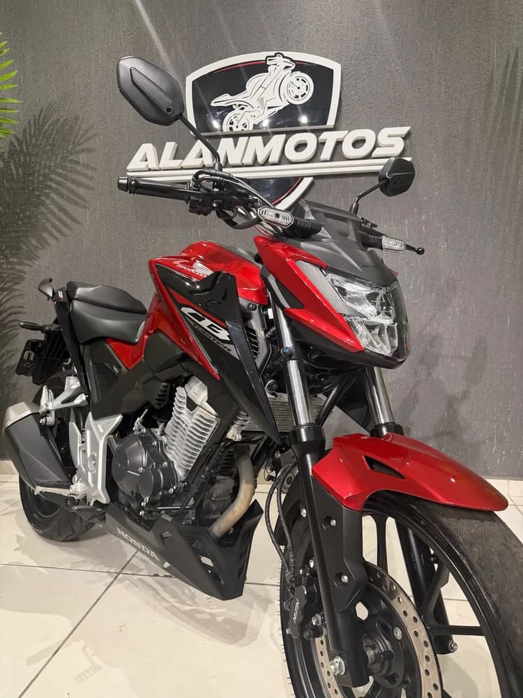 Cb 300f mais nova que da cidade 