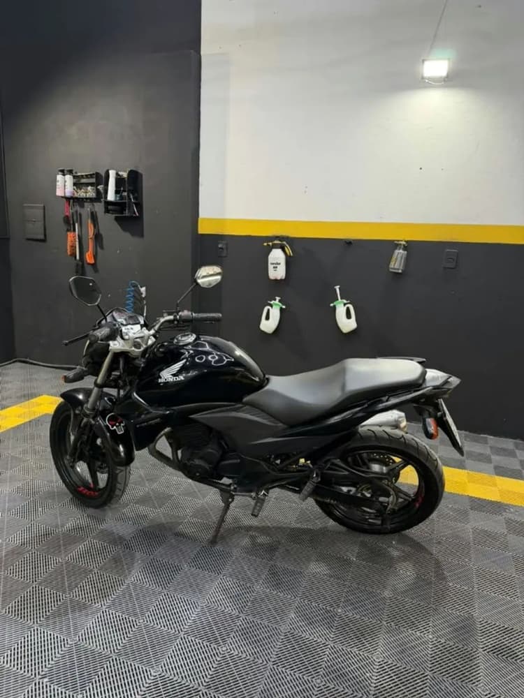 Moto CB 300