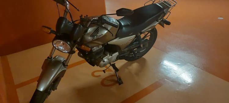 Moto bem conservada, ótimo custo e benefício 