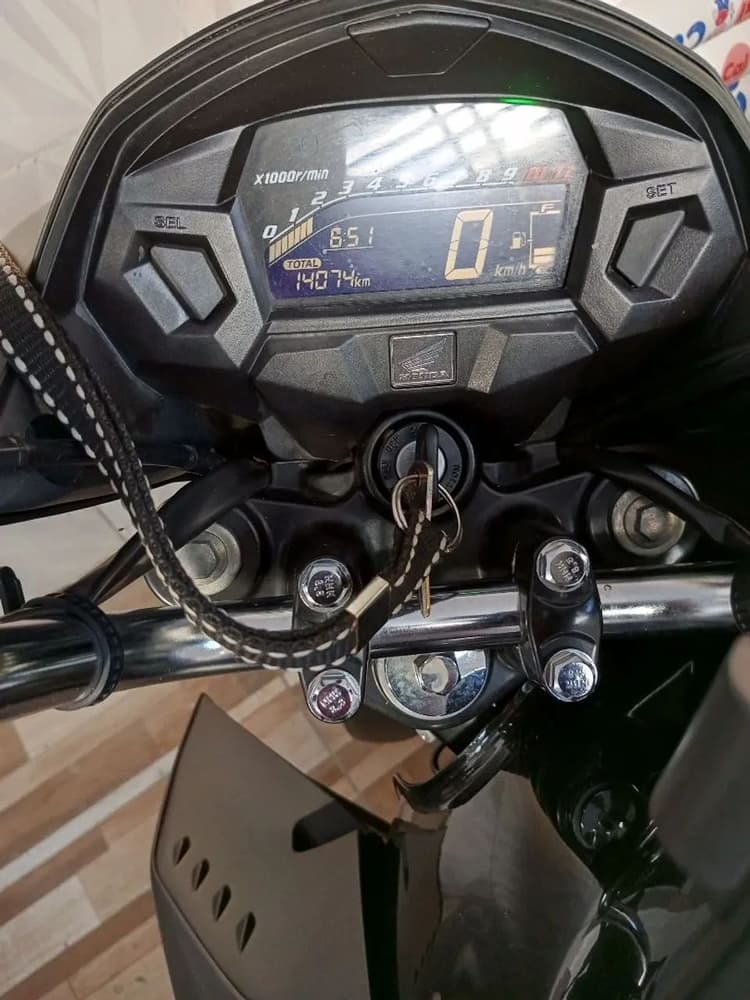 Moto nova. Titan