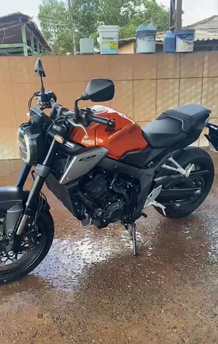 Vende-se Cb 650r 2024 com acessórios, em dias. 