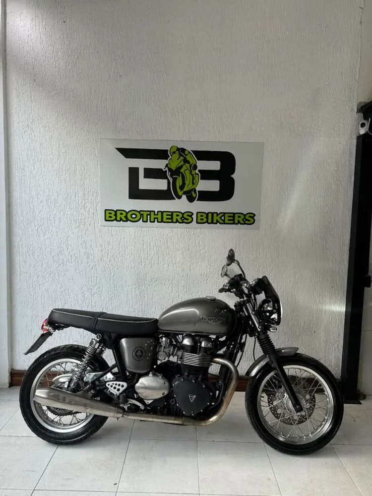 TRIUMPH THRUXTON 900