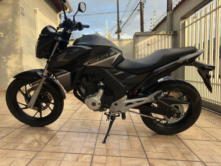 Vendo Cb250 Twister. 