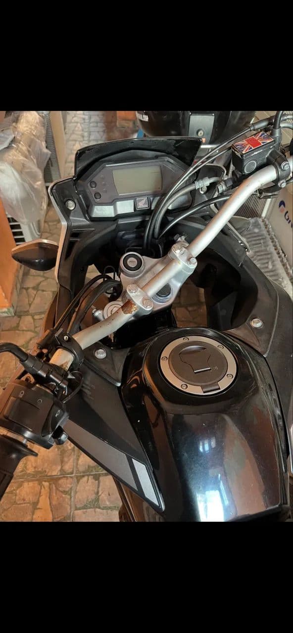 Moto com débito