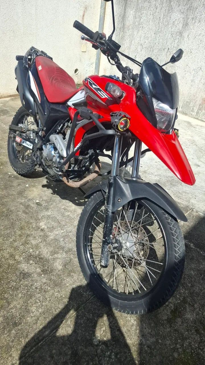 XRE VERMELHA 2011