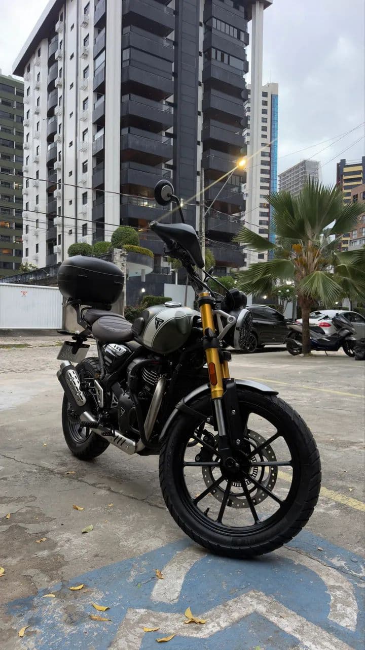 Triumph scrambler 400x. 