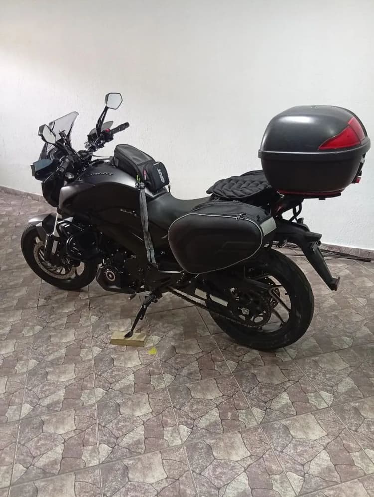 Dominar 400 2025  com 9.560 km.