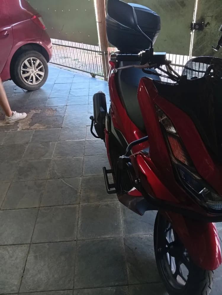 Yamaha PCX 160 ABS, completa com protetores de segurança e baú 
