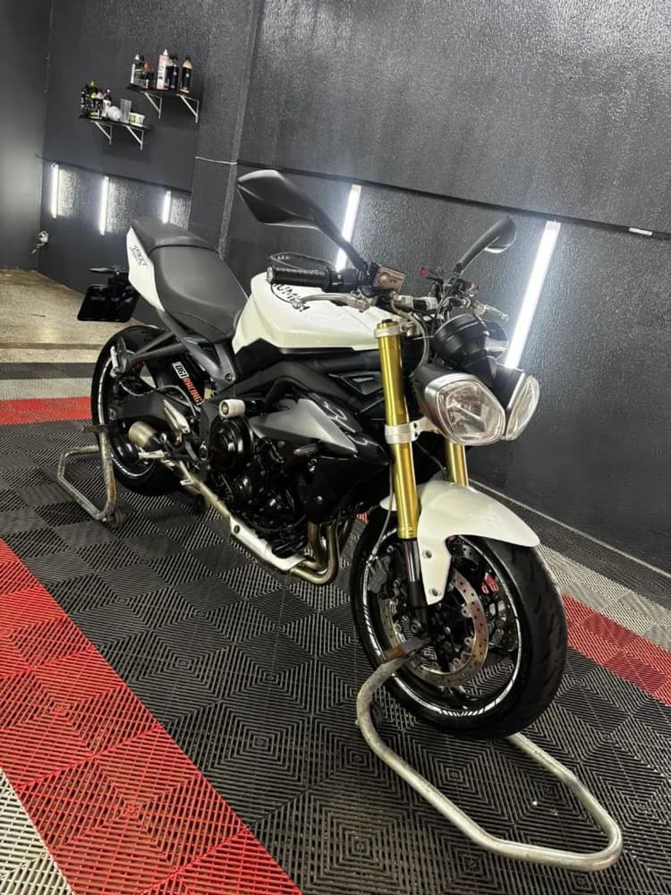 Triumph 675 