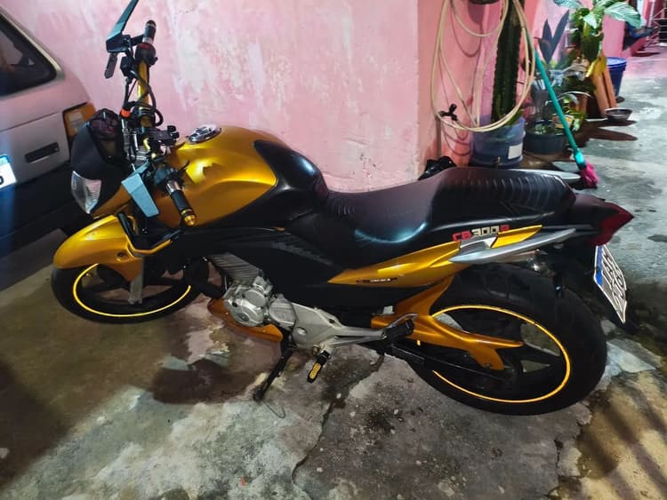 CB300 EQUIPADA 