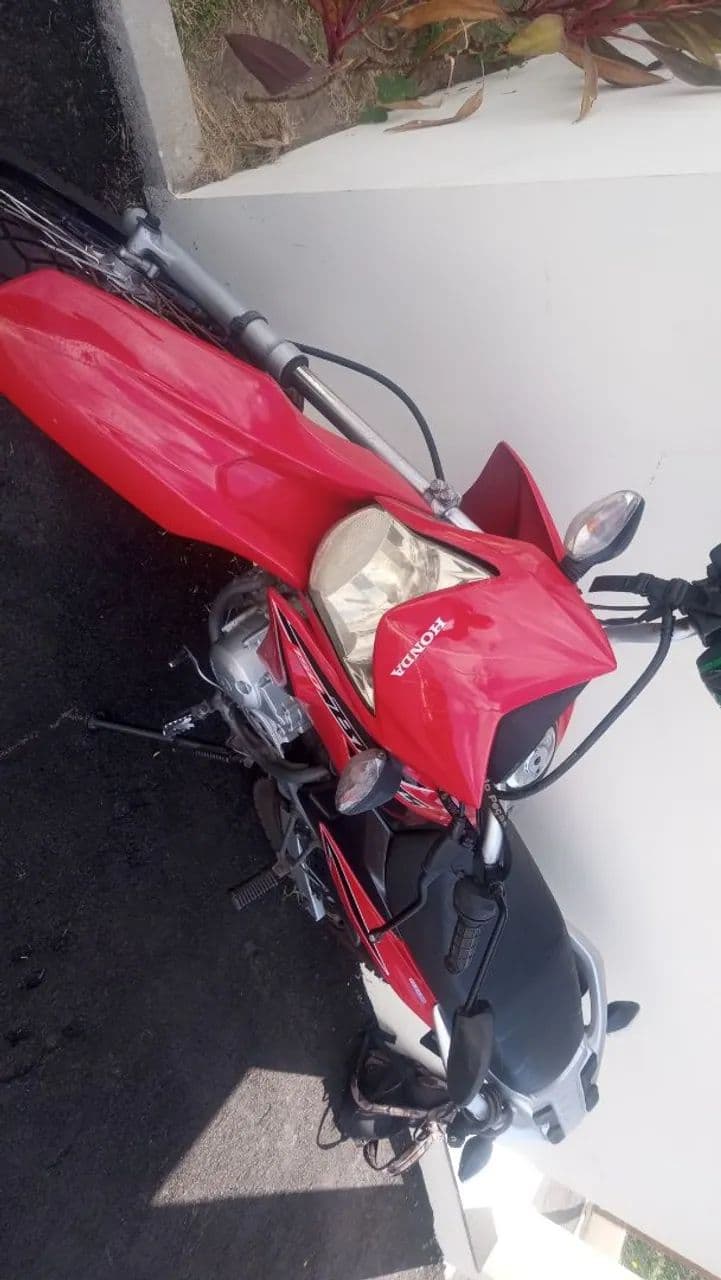Vendo moto lá 150 super conservado 
