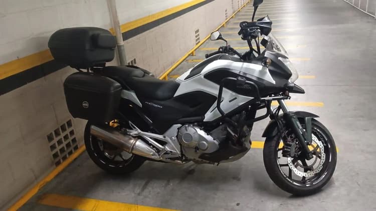 Moto NC 700 + Acessórios 