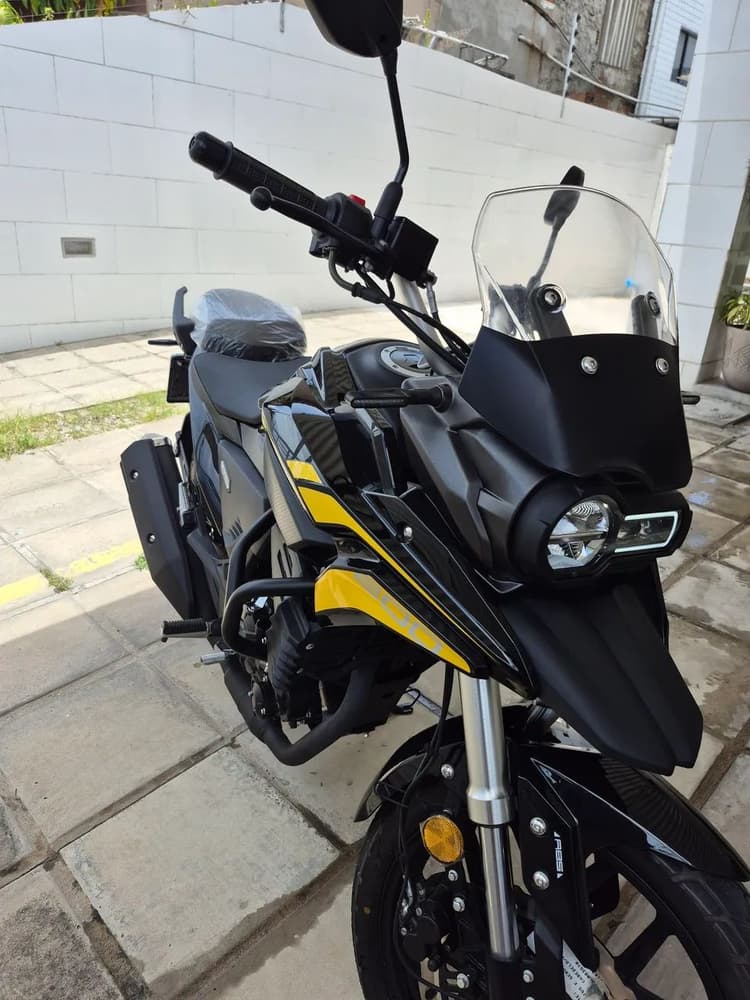 Vendo  moto com 300 km nova 