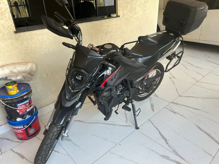 Crosser 150 com acessórios e báu. 