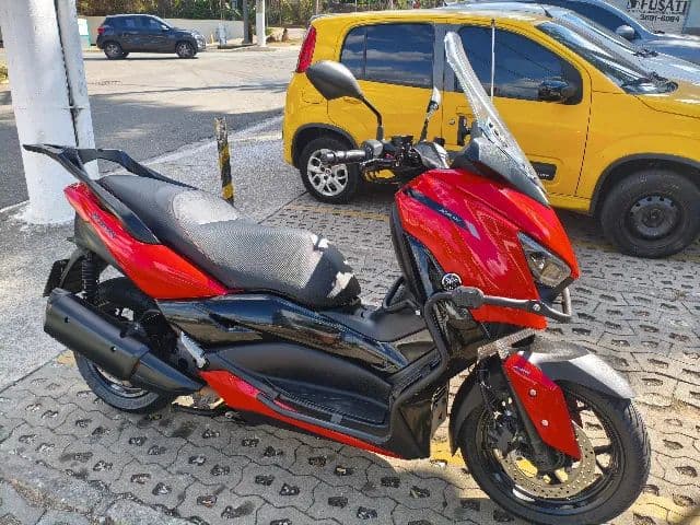 X-Max 2023 revisada, com acessórios.