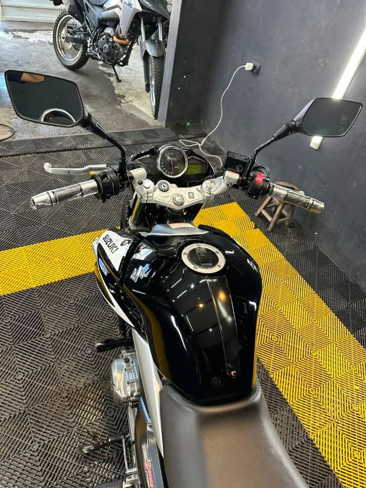 Suzuki 250 conservada 