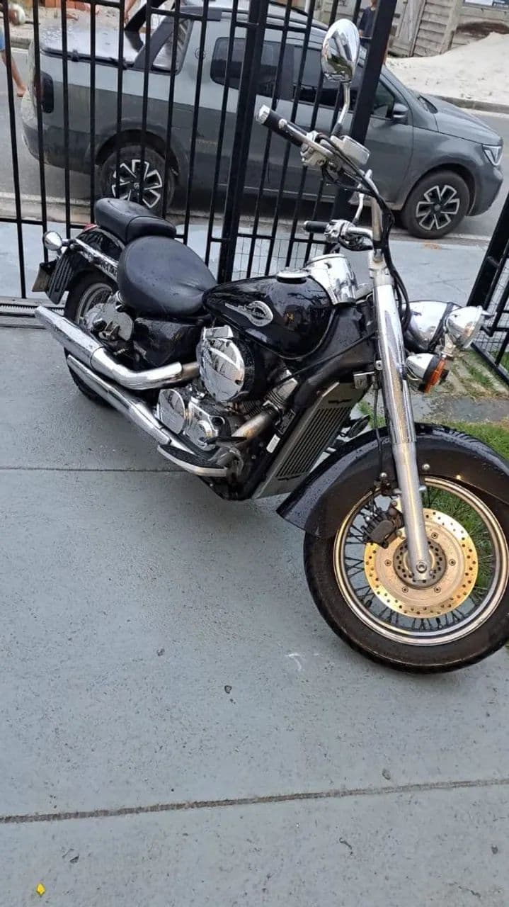 Moto shadow 750