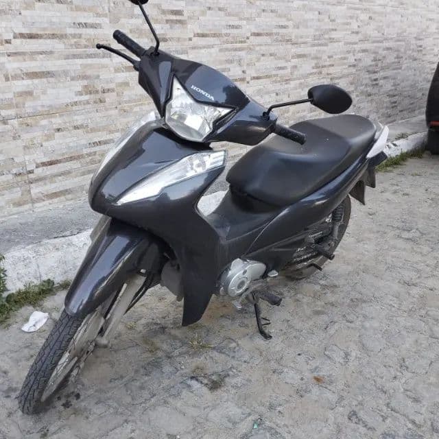 MOTO À VENDA - CONSERVADA E PRONTA PARA USAR