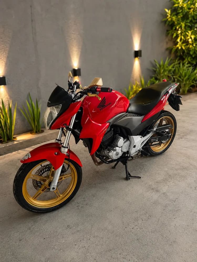 Honda CB300R impecável 
