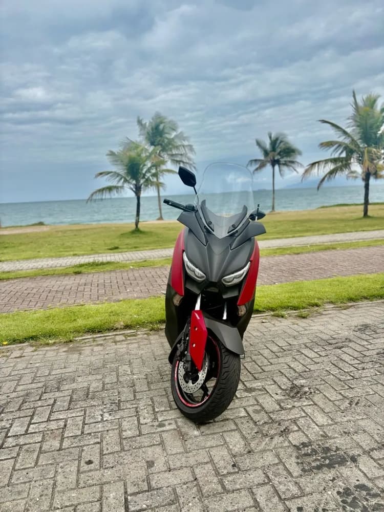 Xmax 250, bem cuidada 