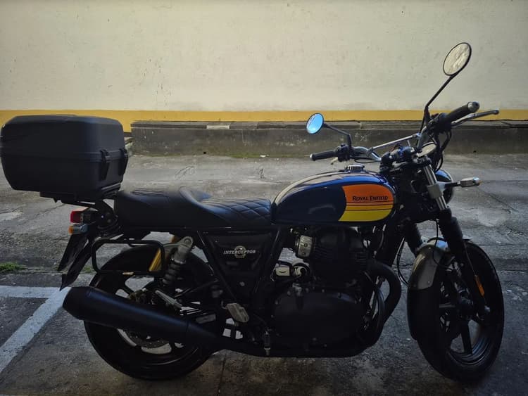 Royal Enfield Interceptor de garagem