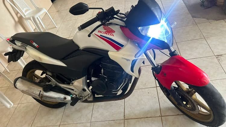 VENDO CB300 boa pra interior.