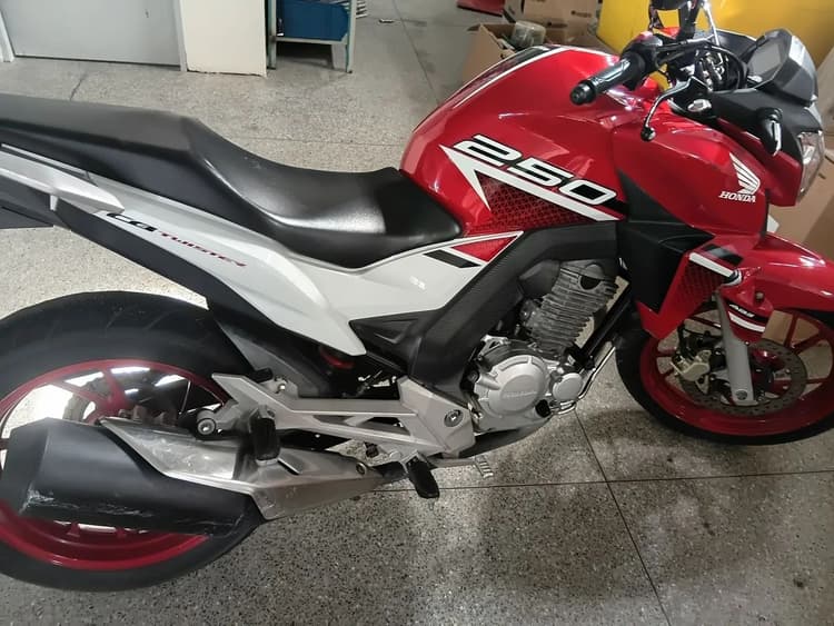 CB twister 250, com 17200, muito bem conservada.