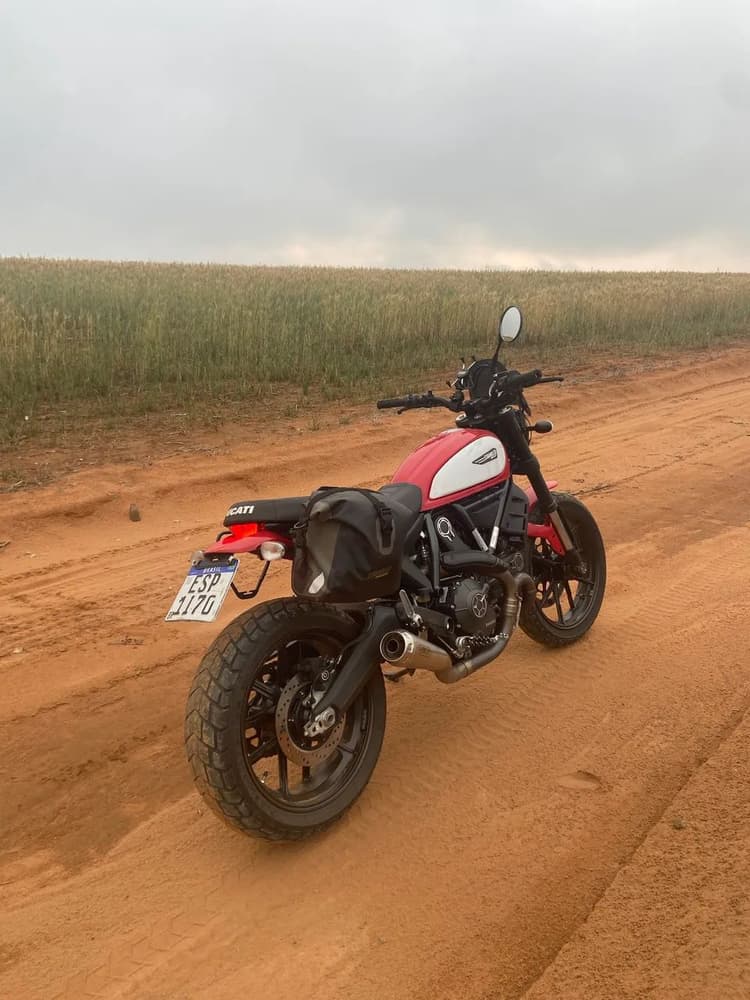 Ducati Scrambler vermelha com Arrow e acessórios 