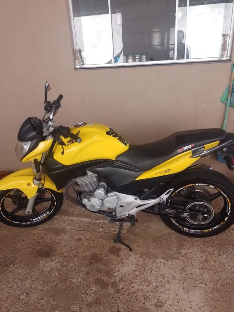 Vendo Cb 300 ano 2012 em ótimo estado.