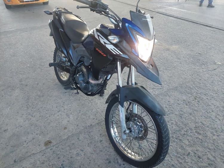 Vendo troco XRE 190 2023 toda revisada moto em estado de nova 