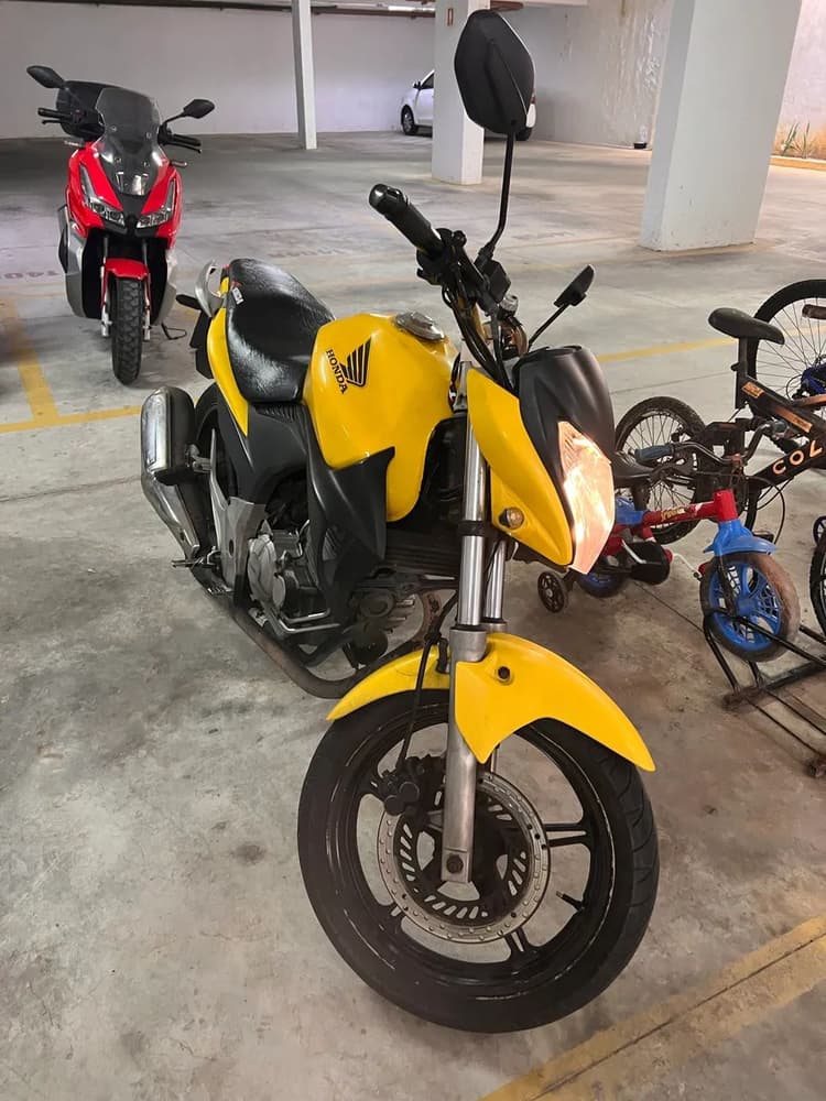 CB 300 Amarela