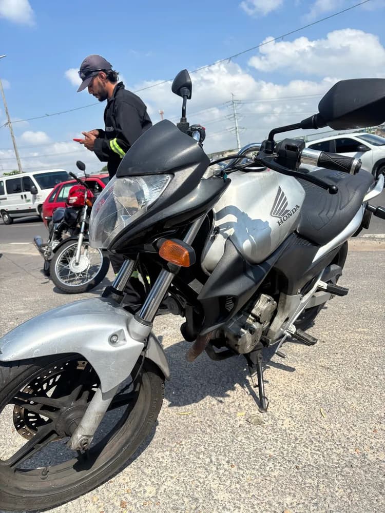 CB 300 em perfeito estado