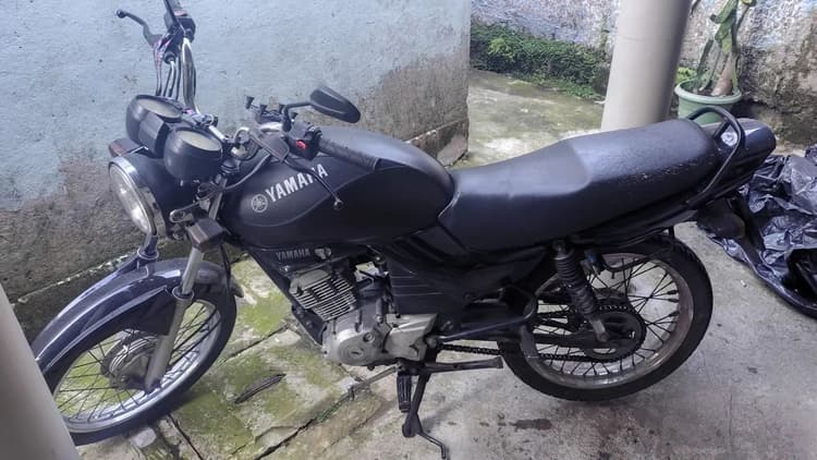 YBR 125 preta 