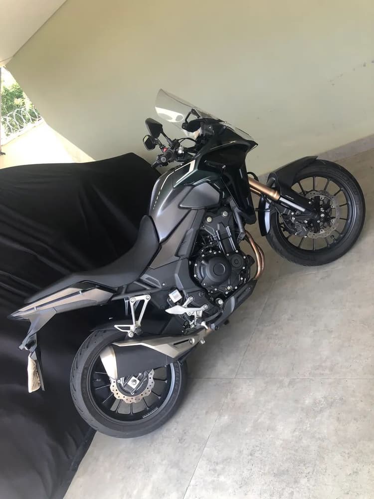 Moto CB500X de ?véio? bem cuidada.