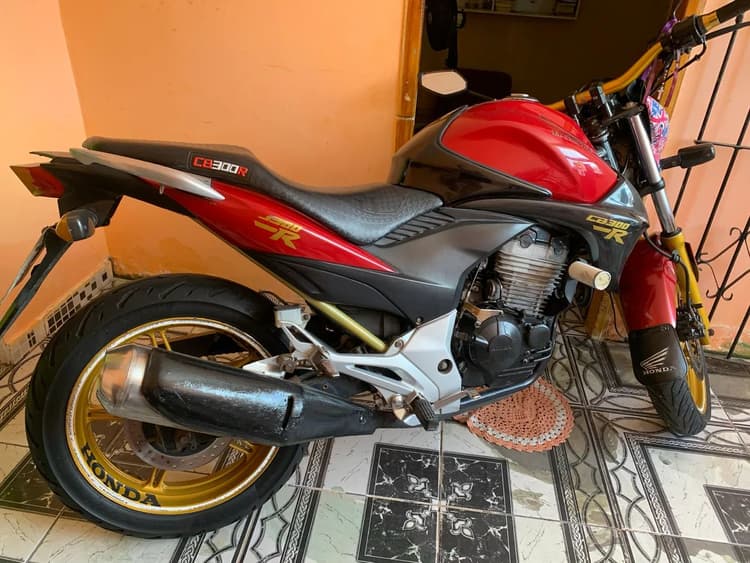 CB 300 bem conservada. 