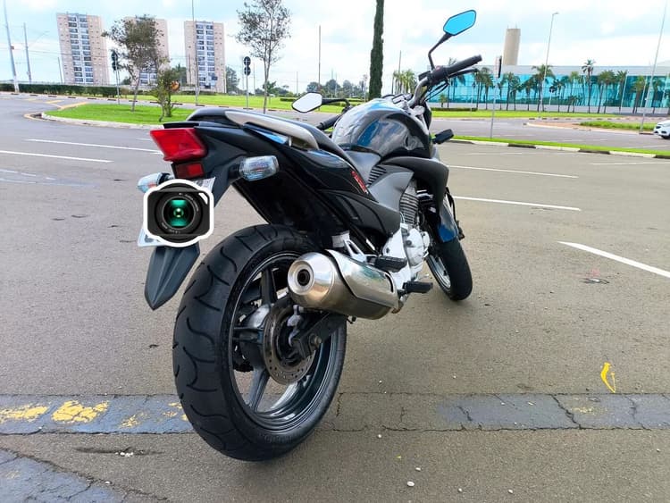 CB 300 impecável 