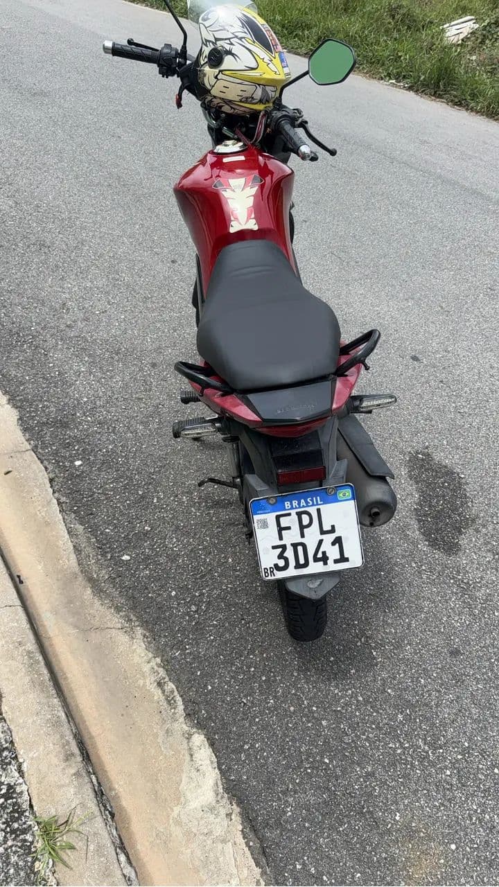 Moto muito boa, motor bom e bem cuidada