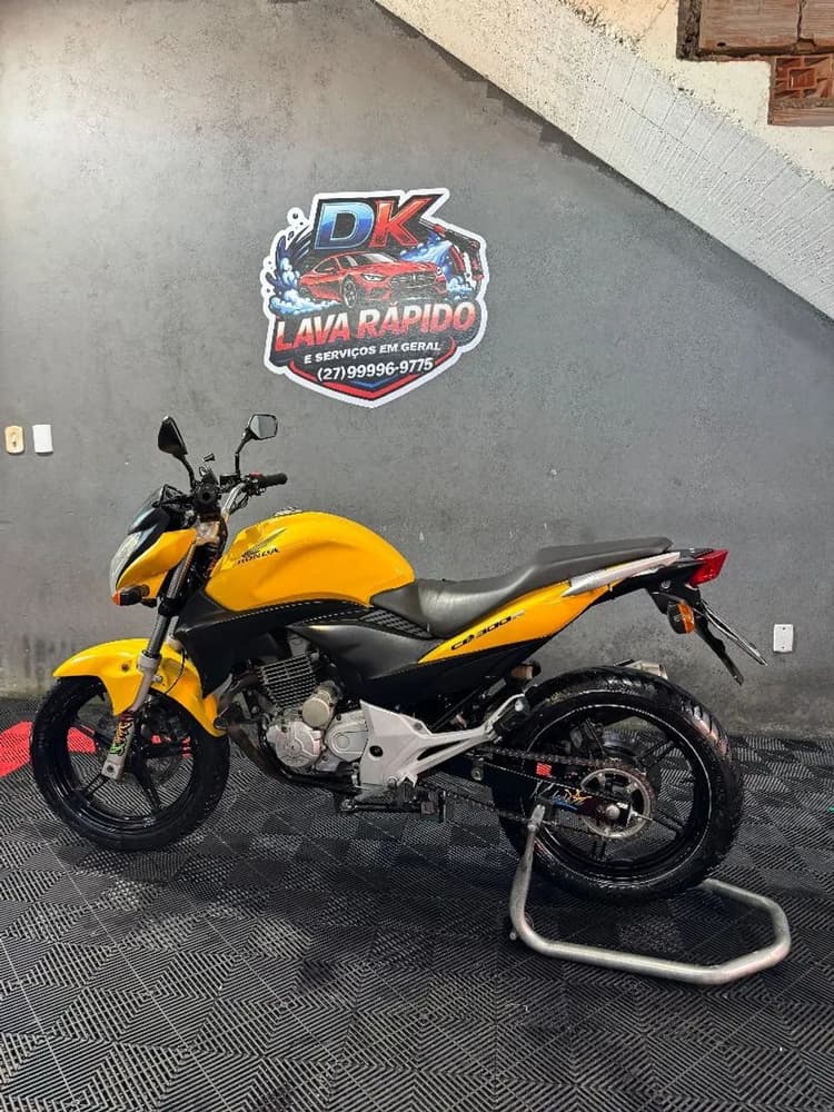 Moto CB 300 