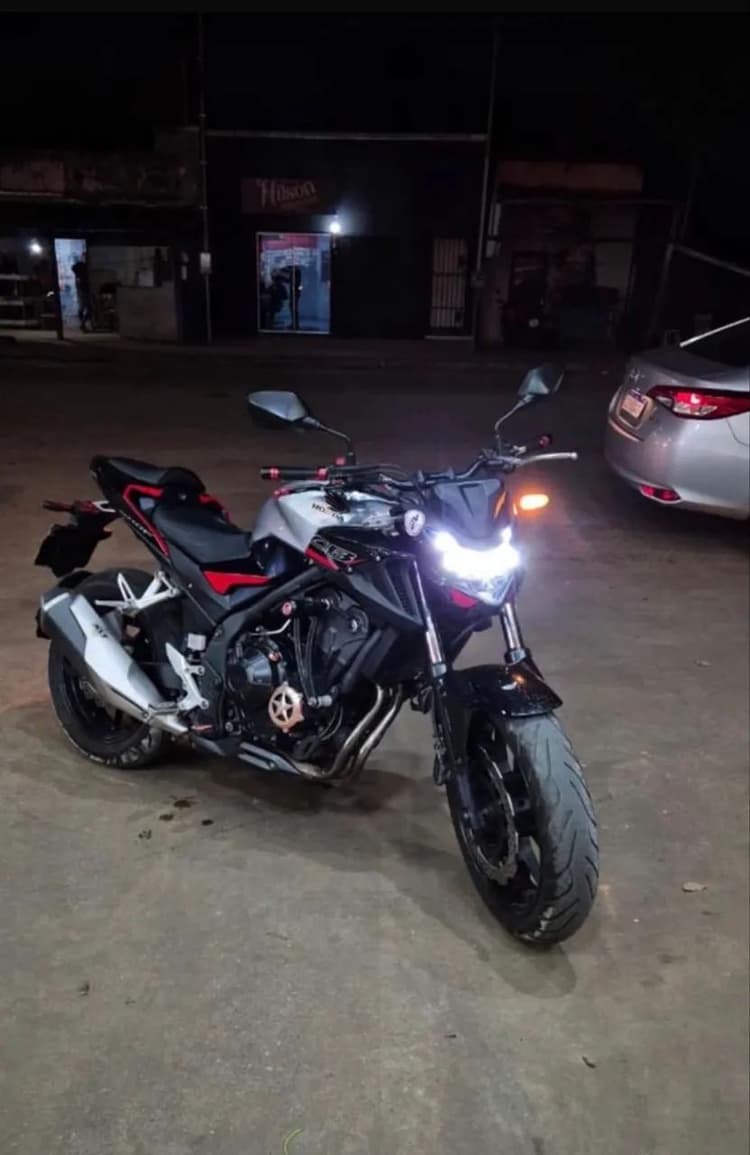 Cb 500x com acessórios esportivos 