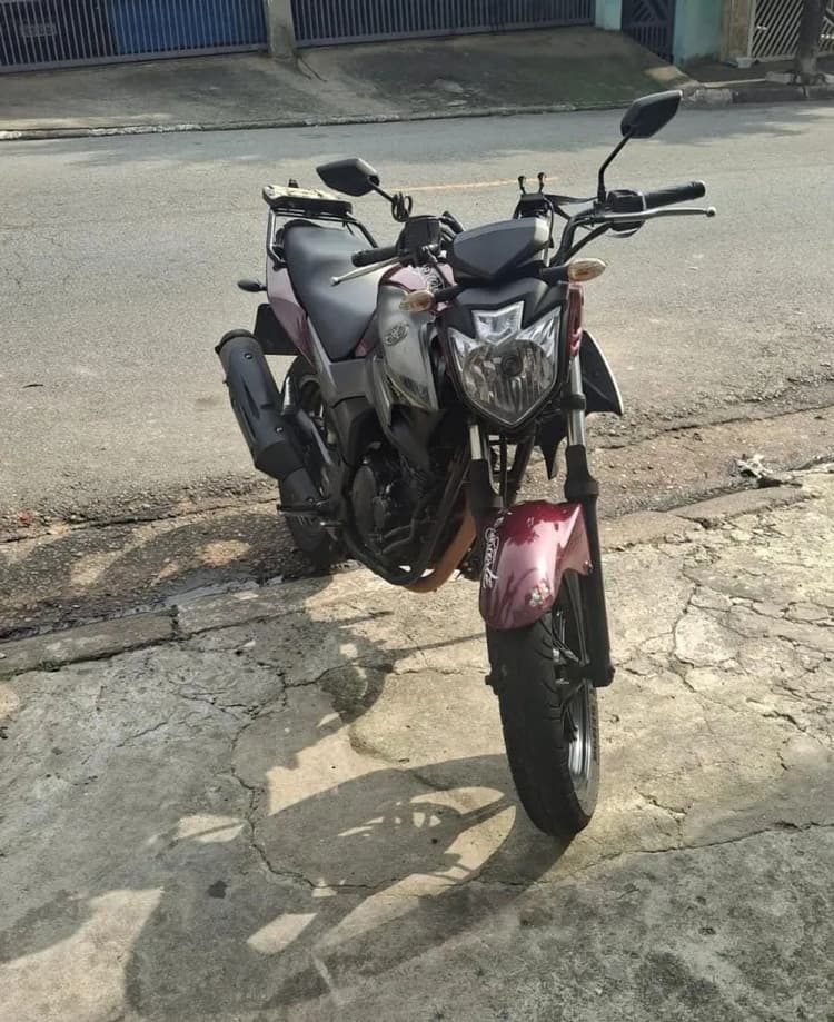 Fazer 250 vermelho 