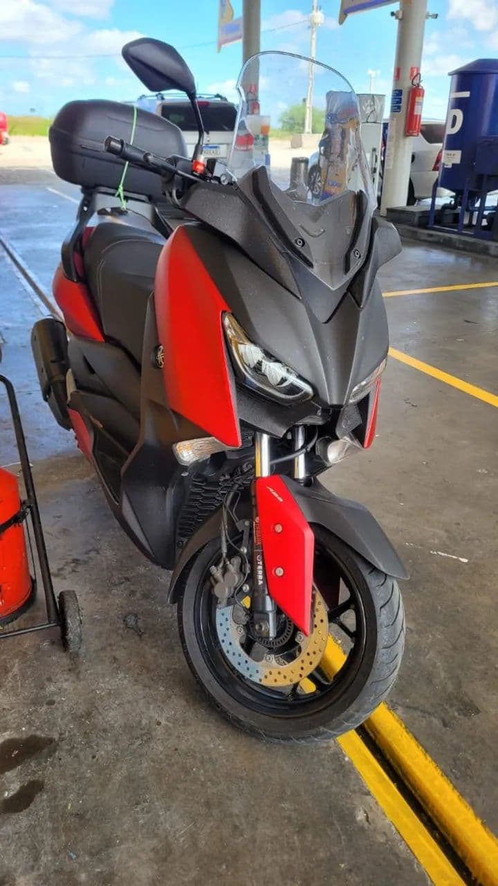 XMAX 250 com acessórios. 