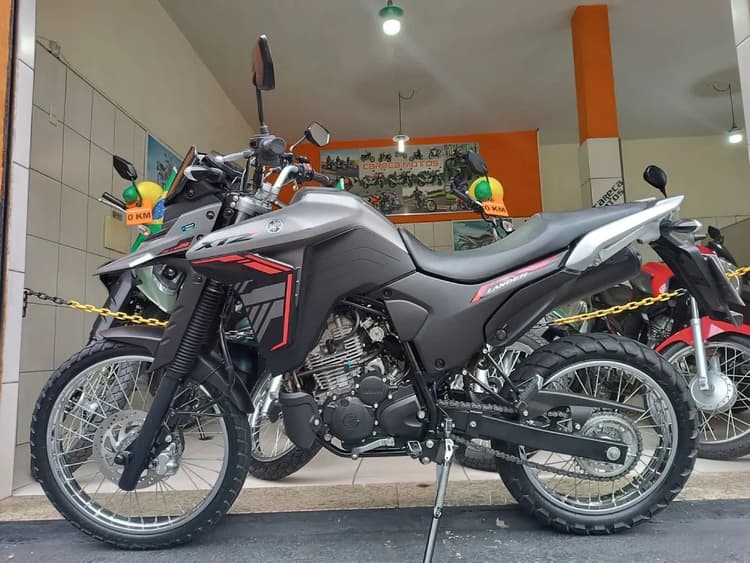 Lander 250 2025 cinza 