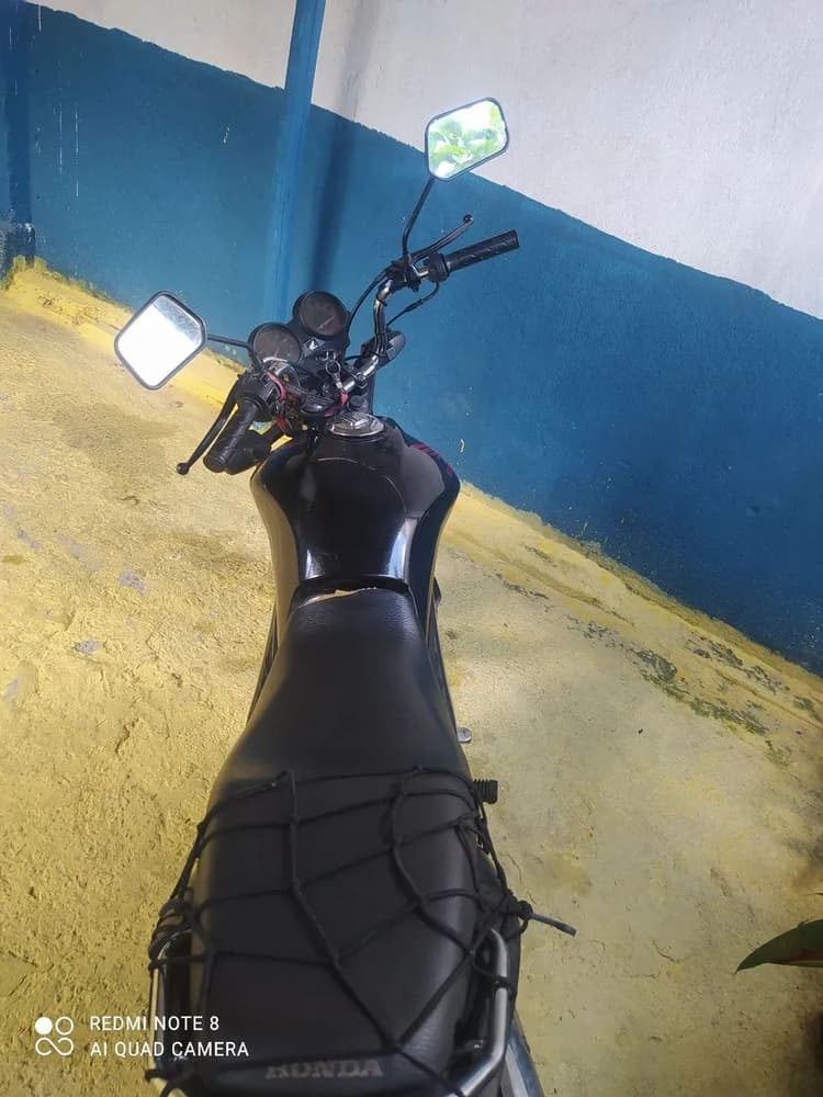 Apesar do ano, a moto é super conservada 
