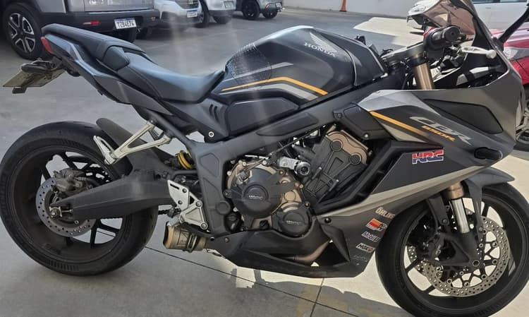 CBR 650 R, 2022, com acessórios 