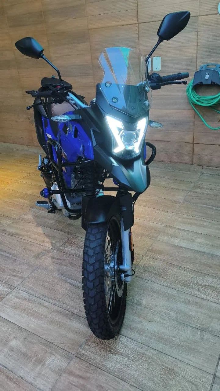 Vendo Az160 Em estado de zero.