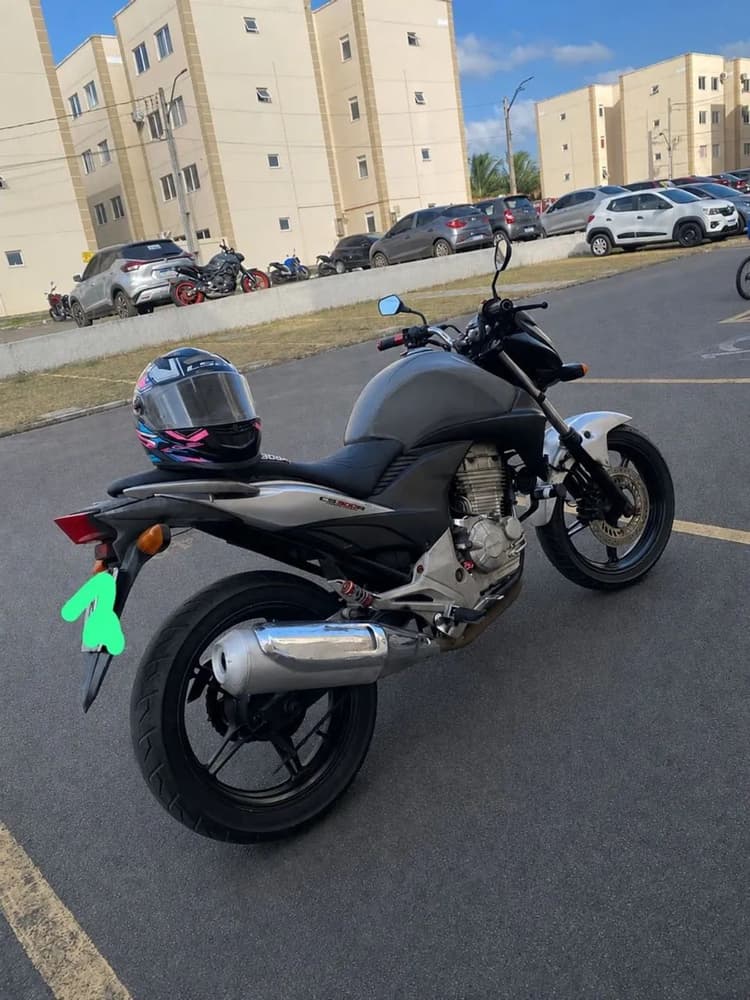 Vendo cb 300. 