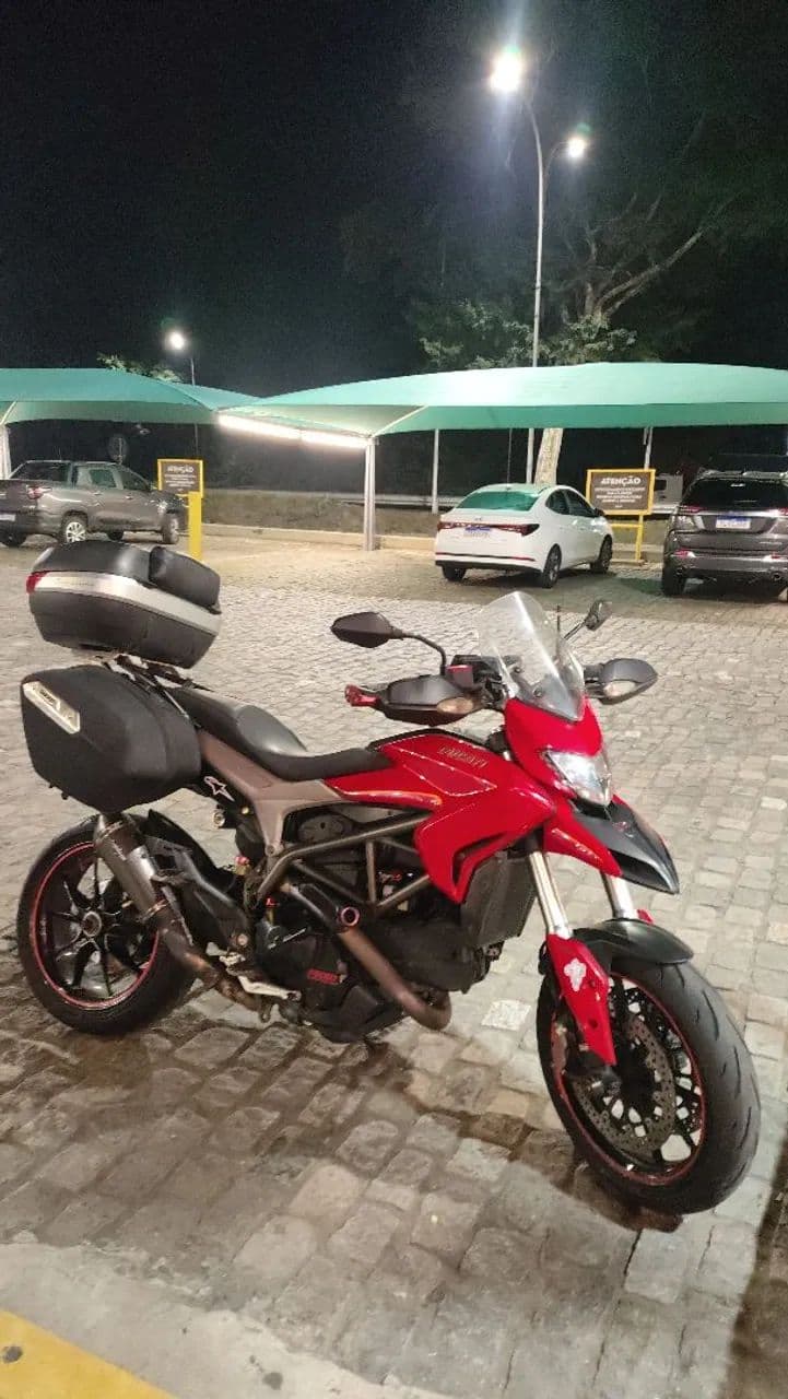 Ducati Hyperstrada 821 