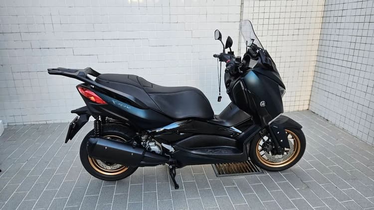 XMAX 250 com vários acessórios 