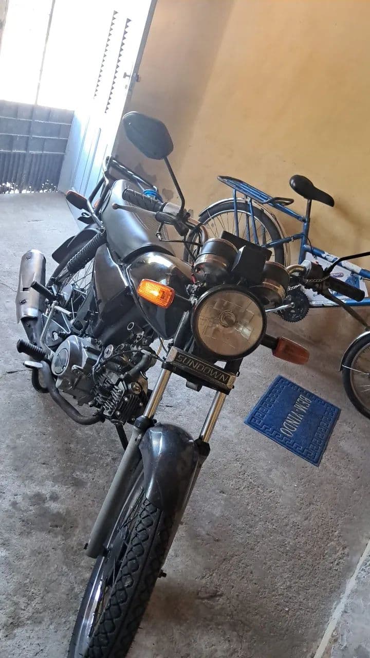Moto toda boa com documentação 