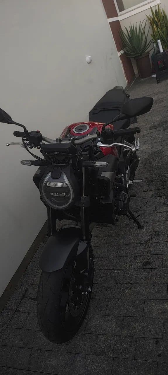 Cb 650 com e-cloud e apenas 2500km 